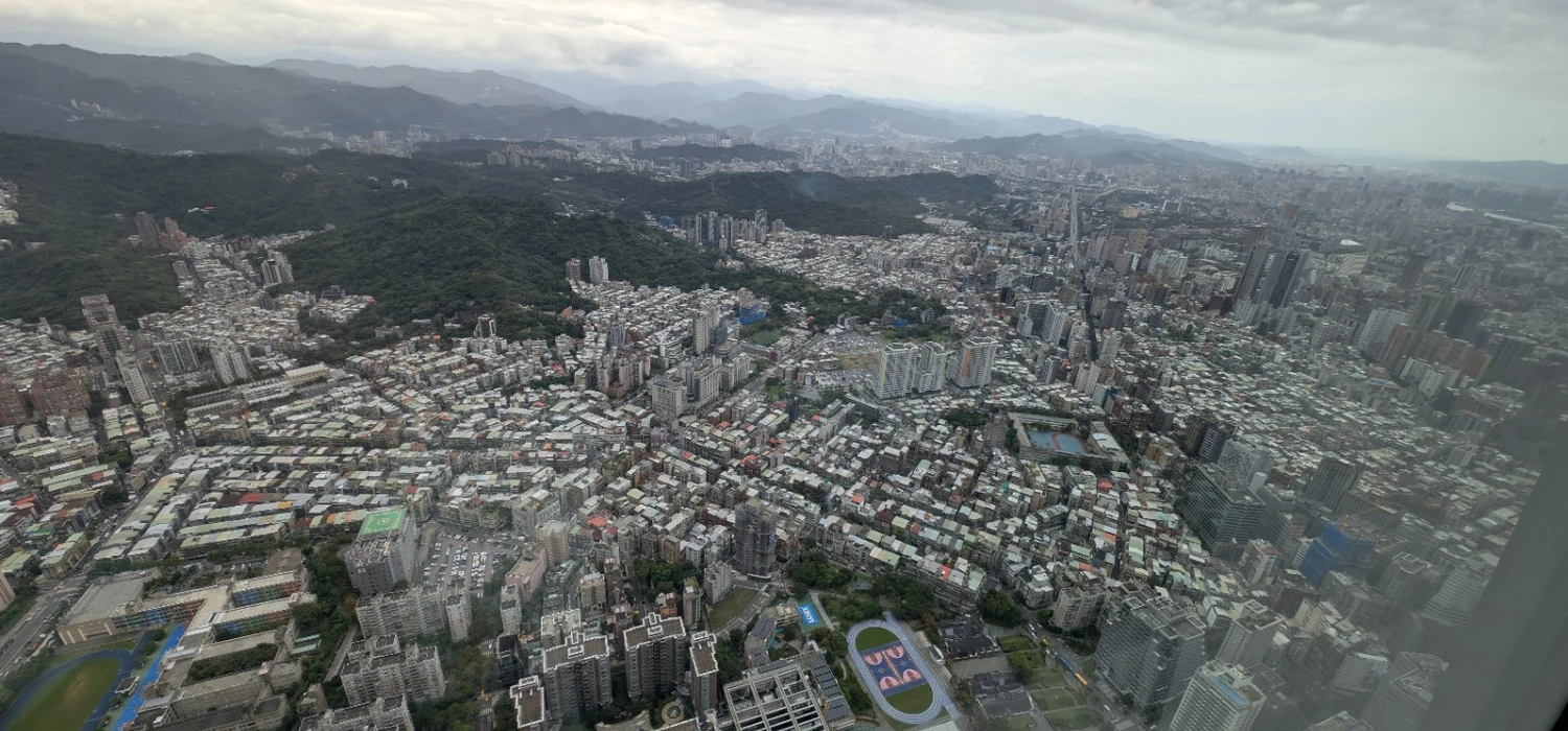 從台北101高樓俯瞰台北市區與遠方山巒